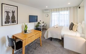 Charming Studio With Desk Space Near South City Mall